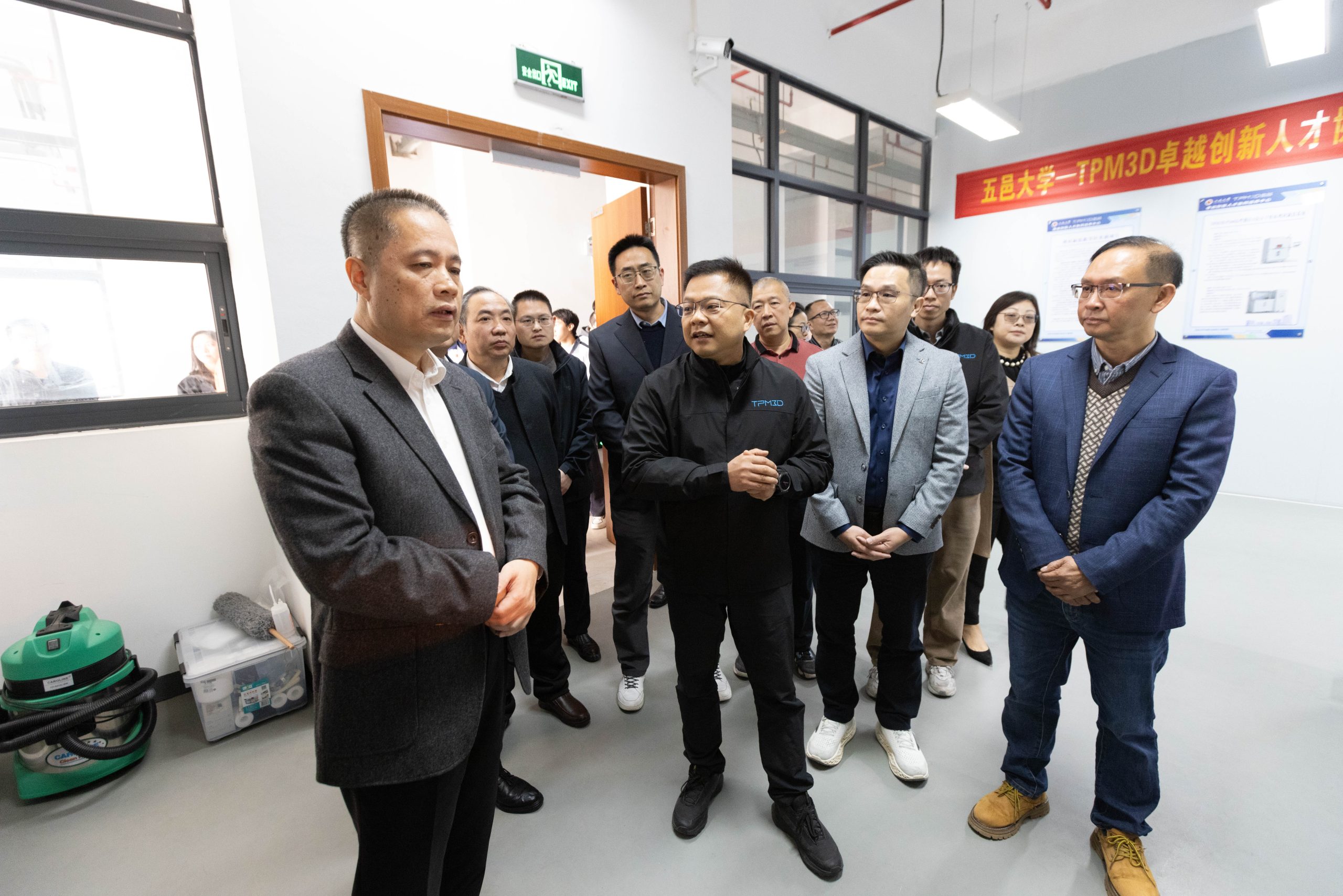 五邑大學(xué)黨委副書記、校長彭志平視察卓越創(chuàng)新人才協(xié)同培養(yǎng)中心